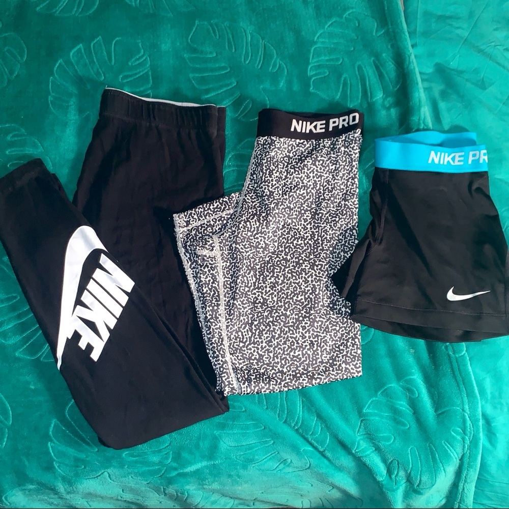 Nike bundle lot. Medium bottoms.